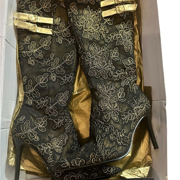 Colin Stuart boots us - Picture 4 of 12